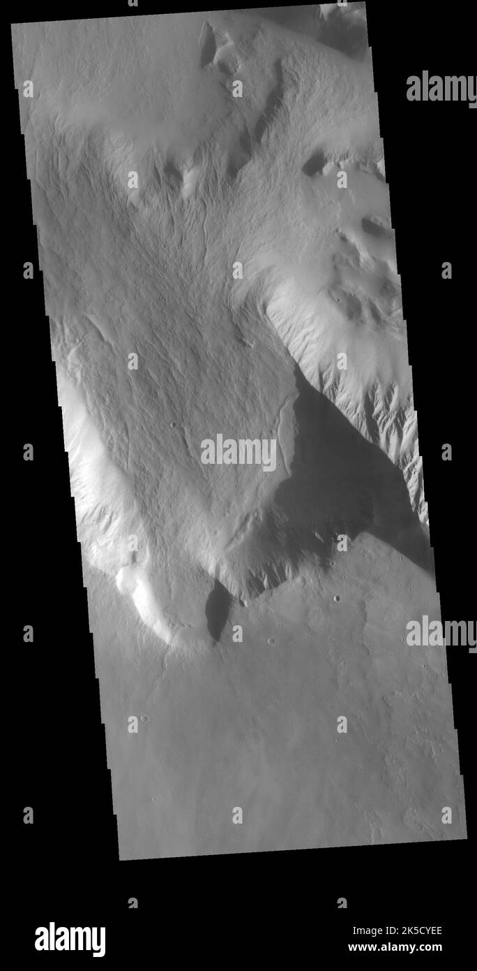 Olympus Rupes est un escarpement escarpé sur le flanc nord de Olympus Mons sur mars avec un changement d'altitude allant jusqu'à 8 km, capturé par vis le 26 décembre 2021 par l'orbiteur mars Odyssey de 2001. Banque D'Images