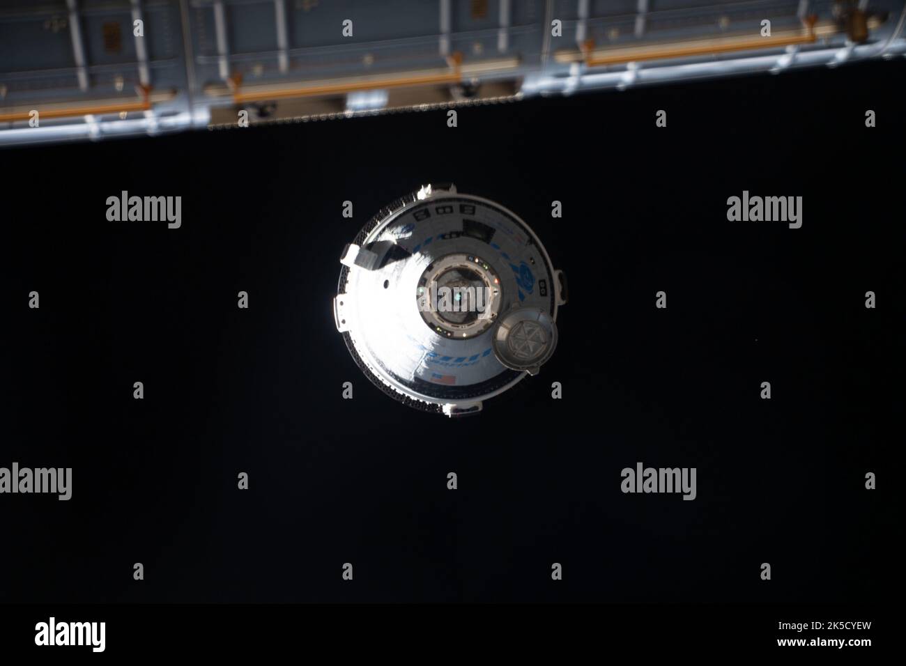 Le navire à équipage CST-100 Starliner de Boeing s'approche de la Station spatiale internationale lors de la mission orbital Flight Test-2 de la compagnie avant de s'arrimer automatiquement au port avant du module Harmony. Banque D'Images