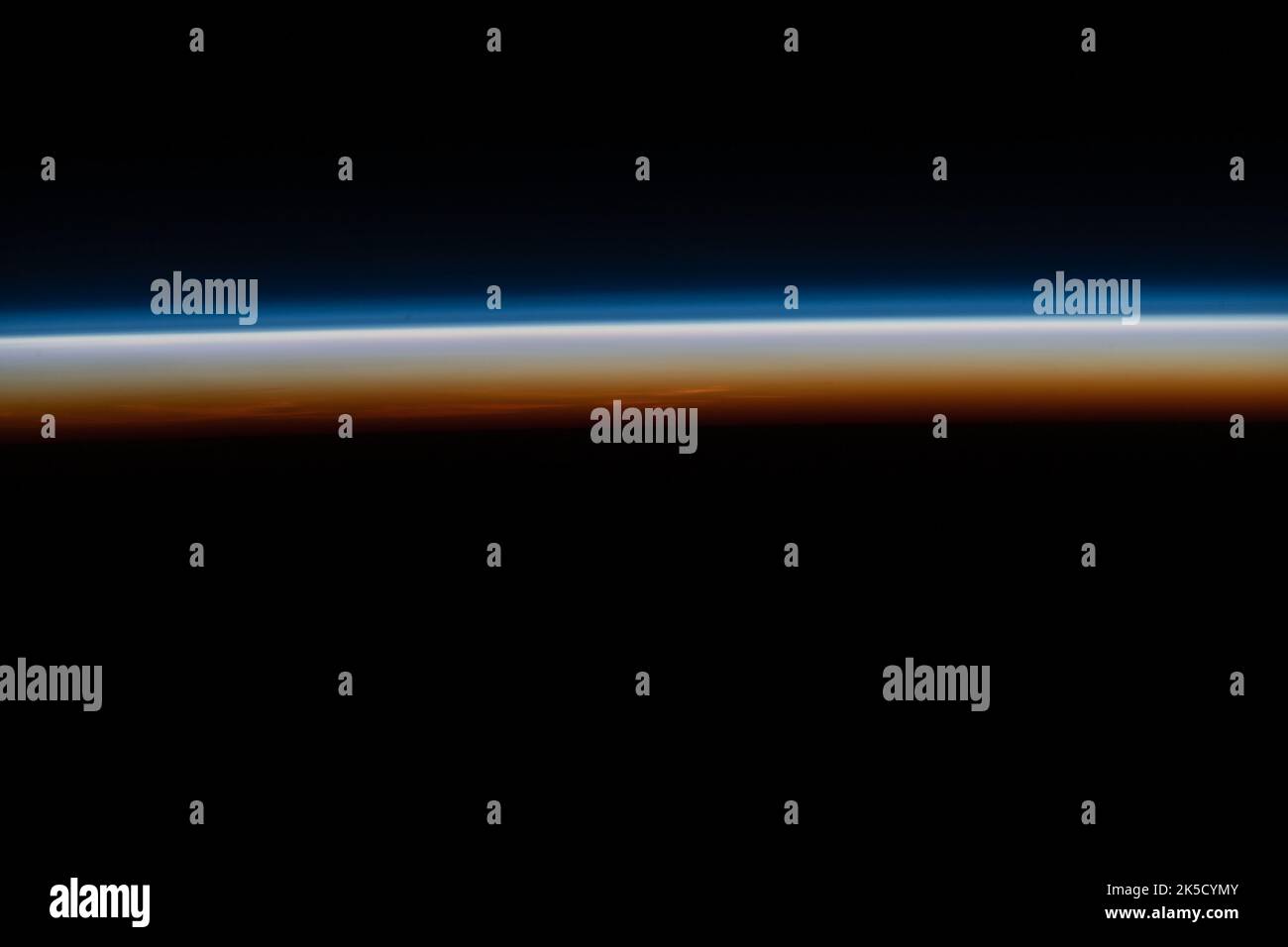 Les derniers rayons d'un coucher de soleil orbital éclairent l'horizon de la Terre sur cette photo de la Station spatiale internationale alors qu'elle était en orbite à 265 milles au-dessus du sud de la Namibie sur le continent africain. Banque D'Images