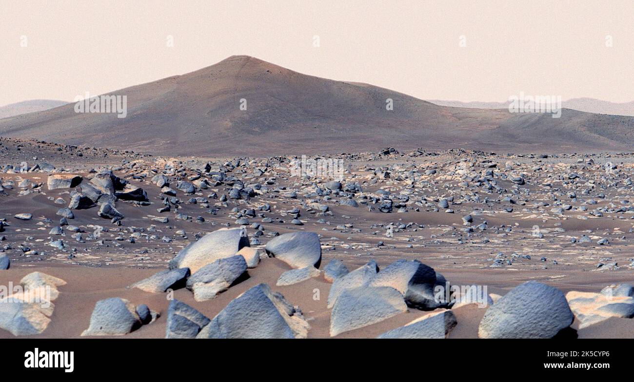 La persévérance de la NASA Mars rover a cassé cette vue d'une colline dans le cratère Jezero de Mars appelé Santa Cruz sur 29 avril 2021, le 68th jour martien, ou sol, de la mission. Environ 20 pouces (50 centimètres) en moyenne, les rochers au premier plan sont parmi le type de roches que l'équipe rover a nommé CH'al (le terme Navajo pour la grenouille et le chesh prononcé). La persévérance reviendra dans la région dans la semaine prochaine. Composée de plusieurs images, cette mosaïque de couleurs améliorées a été créée à l'aide des vues de l'œil gauche et de l'œil droit du système de caméra Masstcam-Z de persévérance, fusionnant la scène en un seul, wi Banque D'Images