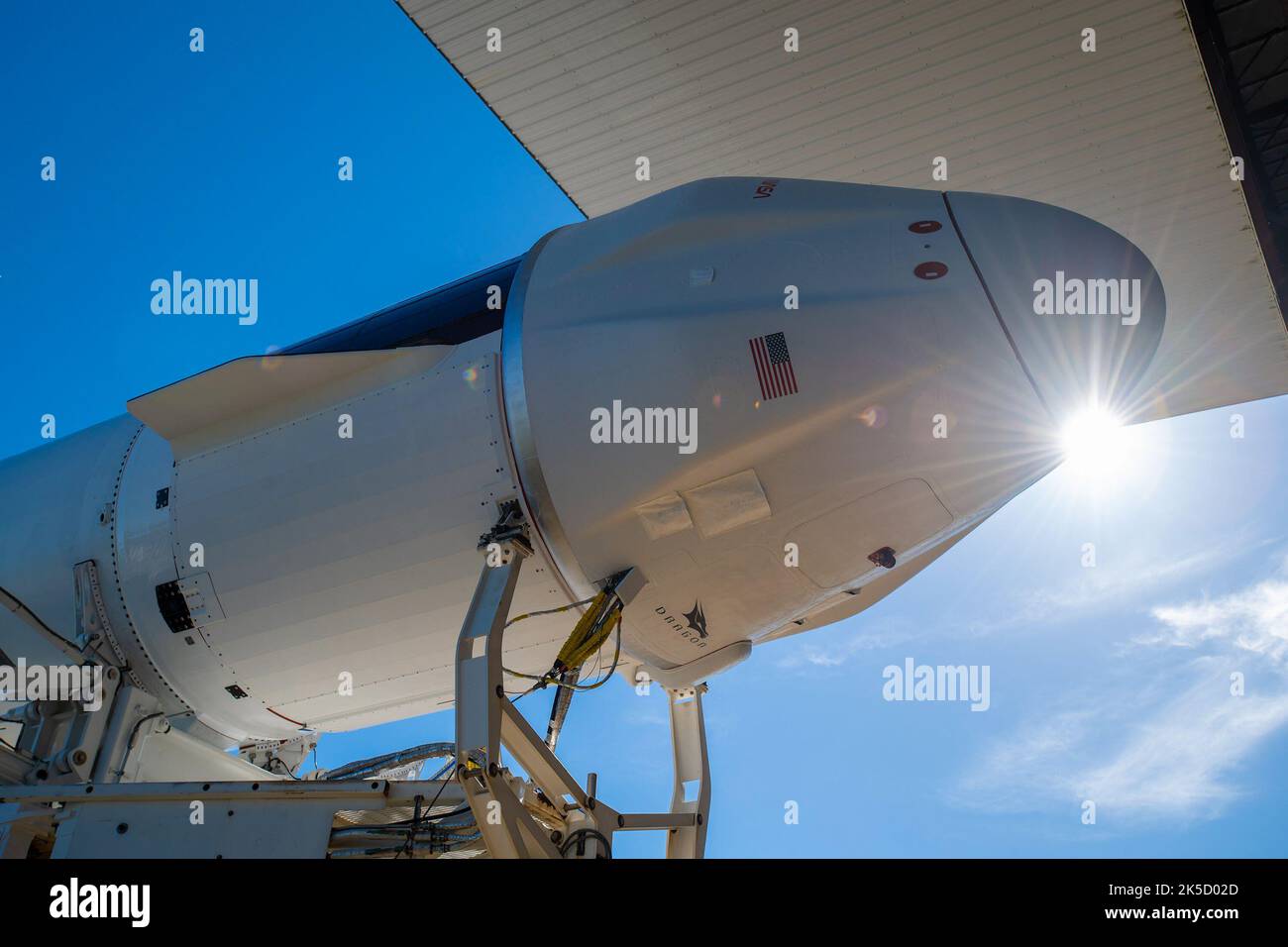 Le vaisseau spatial SpaceX Cargo Dragon, qui fera voler les 25th services de réapprovisionnement commercial de la société vers la Station spatiale internationale, est maintenant prêt pour son voyage dans l'espace. Sur 12 juillet, SpaceX a roulé sa fusée Falcon 9 avec le dragon attaché au complexe de lancement 39A au Kennedy Space Center de la NASA en Floride. Le liftoff est prévu pour 8 h 44 HAE jeudi, 14 juillet, du complexe de lancement Kennedy 39A. Banque D'Images