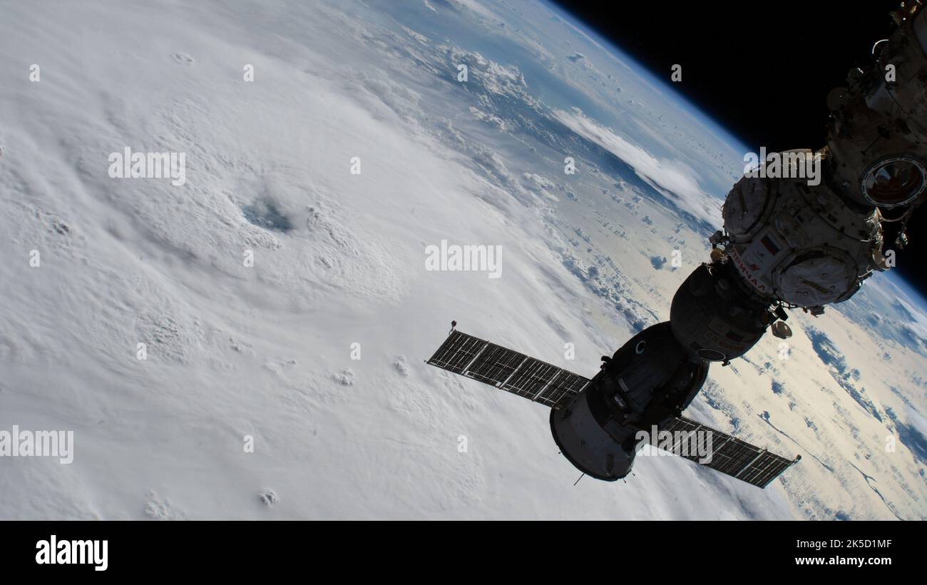 L'ouragan Fiona est photographié à partir de la Station spatiale internationale alors qu'il était en orbite à 259 kilomètres au-dessus de l'océan Atlantique au nord de Porto Rico. Au premier plan, le navire à équipage Soyuz MS-22 ancré au module Prical est silhoueté au-dessus de la tempête. Banque D'Images
