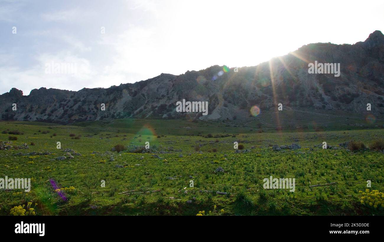 Italie, Sicile, Parc National de Madonie, printemps, prairie verte, mountain ridge rétroéclairé, soleil comme rayon Banque D'Images