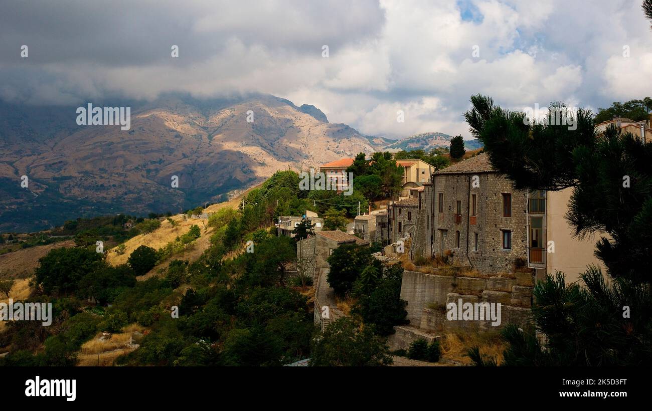Italie, Sicile, Parc National de Madonie, place historique, arbres, collines, automne, ciel nuageux Banque D'Images