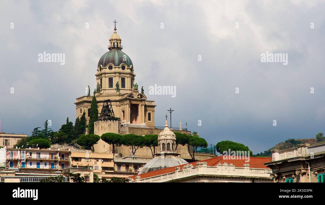 Italie, Sicile, Messine, vieille ville, mémorial, Bâtiment historique octogonal, Sacrio di Christo Re, ciel nuageux Banque D'Images