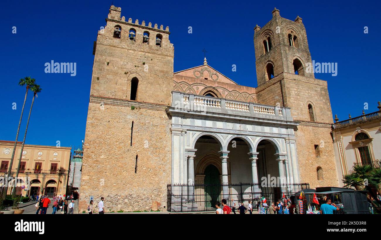 Italie, Sicile, Monreale, ville près de Palerme, cathédrale, portique, tours, palmier, ciel bleu foncé Banque D'Images