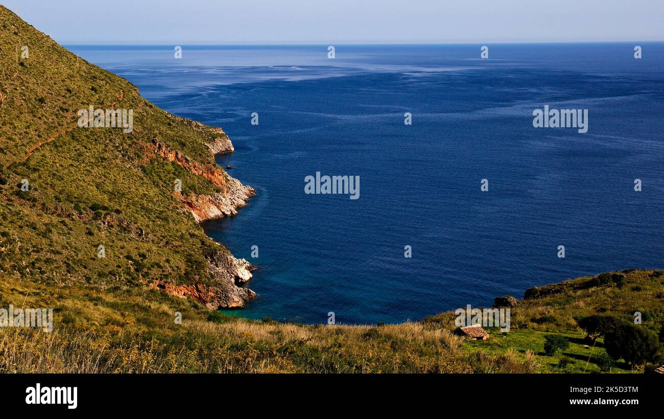 Italie, Sicile, Parc National de Zingaro, printemps, pistes vertes, bleu mer, ciel bleu clair Banque D'Images