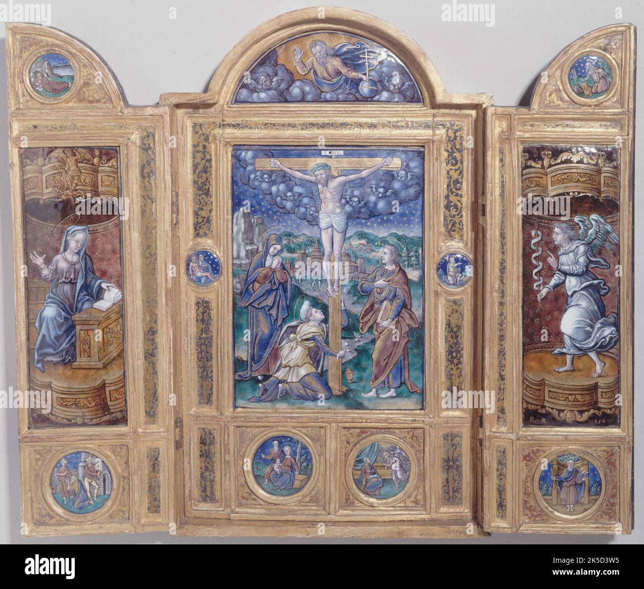 La Crucifixion, 1568. Triptyque composé de trois panneaux. Centre : la crucifixion avec la Vierge, Saint Jean et Marie-Madeleine s'agenouillent au pied de la croix. Petits médaillons : à gauche, le Piet&#xe0; à droite, Saint Jean-Baptiste. Dans le registre inférieur, les plus grands médaillons: À gauche, la famille sainte; à droite, l'Annonciation. Ci-dessus, un panneau semi-circulaire de Dieu le Père. Panneau de gauche : l'Annonciation. Médaillon inférieur, décapitation de Saint Jean-Baptiste; médaillon supérieur, Marie-Madeleine. Panneau droit, l'Archange Gabriel portant un phylactère enveloppé autour d'un bâton; abaisser M. Banque D'Images