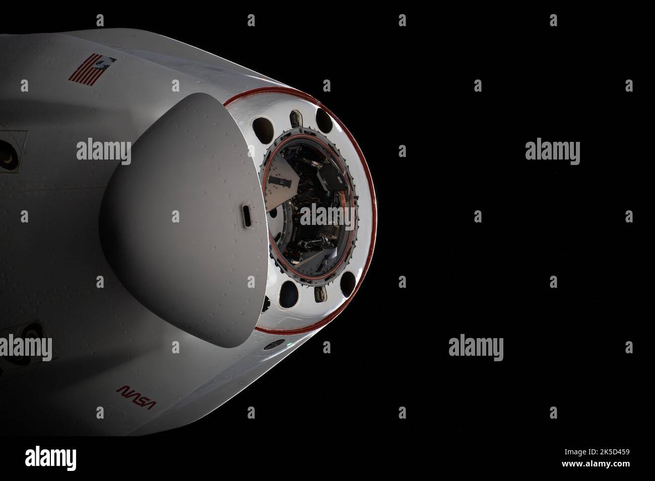 La capsule pressurisée du vaisseau de ravitaillement SpaceX Cargo Dragon avec son cône de nez ouvert est illustrée lorsque le véhicule quitte la Station spatiale internationale. Banque D'Images