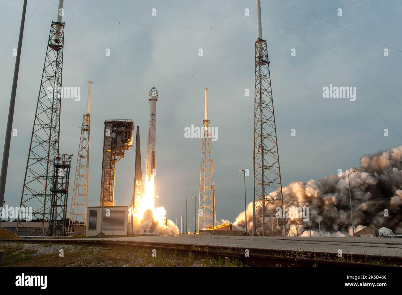 Une fusée Atlas V de l’Alliance de lancement unie décale sur 19 mai 2022, du complexe de lancement spatial 41 à la station de la Force spatiale du Cap-Canaveral en Floride pour l’essai de vol orbital non-crew-2 (OFT-2) de la NASA pour le programme d’équipage commercial de l’agence. Le décollage de L'OFT-2 s'est produit à 6 h 54 HAE. Starliner devrait arriver à la station spatiale pour l'amarrage environ 24 heures plus tard avec plus de 500 livres de cargaison de la NASA. Le test en vol est conçu pour tester les capacités de bout en bout du système pour le programme commercial Crew de la NASA, fournissant des données précieuses à la NASA certifiant le transport de l'équipage de Boeing Banque D'Images