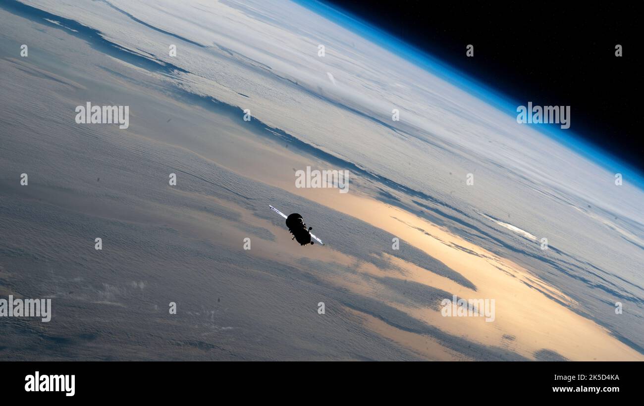 Le navire de ravitaillement Progress 79 de Roscosmos est photographié à 261 milles au-dessus de l'océan Pacifique après avoir été désamarré du module de service Zvezda, quittant les environs de la Station spatiale internationale. Banque D'Images