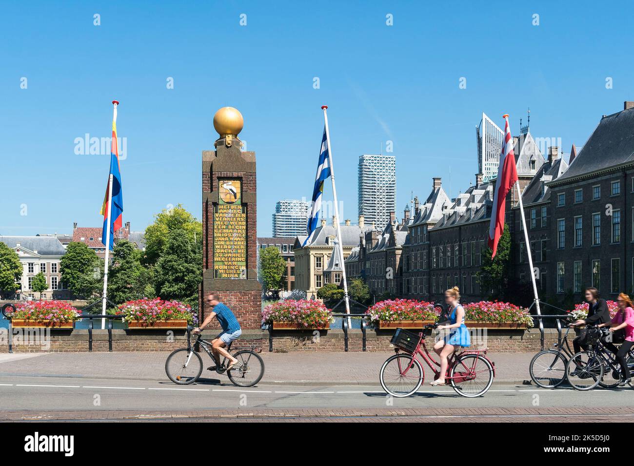 Pays-Bas, la Haye, Buitenhof, cyclistes en mouvement flou Banque D'Images