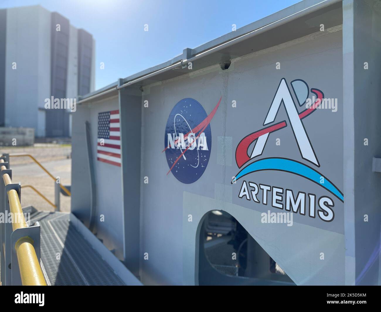 Huit nouveaux logos Artemis de la NASA (quatre grands, quatre petits) ont été installés sur Crawler-transporter 2 au Centre spatial Kennedy en vue du lancement prochain d'Artemis I. nommé d'après la sœur jumelle d'Apollon, Artemis est la Déesse de la Lune. Les missions d'Artemis rateront l'humanité vers la Lune et au-delà, en commençant un nouvel héritage d'exploration spatiale profonde. Banque D'Images
