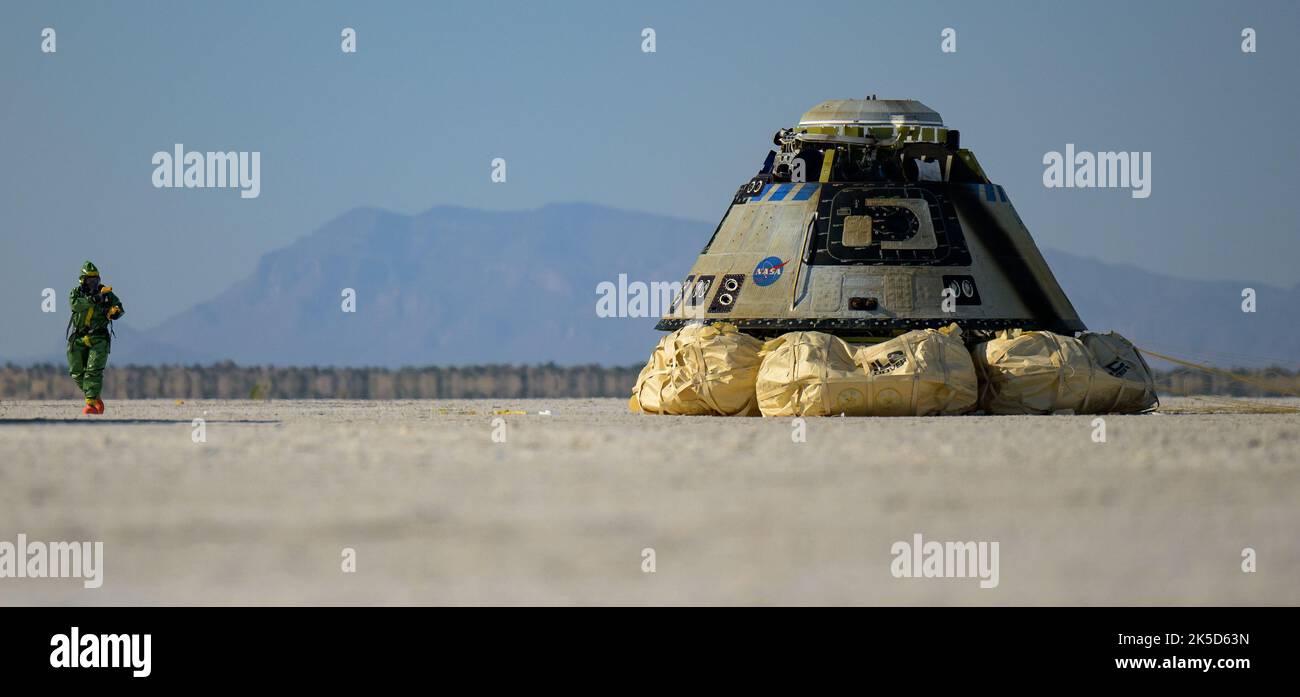 Les équipes de Boeing Hazmat travaillent autour du vaisseau spatial Boeing CST-100 Starliner après avoir atterri dans le port spatial de la chaîne de tir de missiles de White Sands, mercredi, à 25 mai 2022, au Nouveau-Mexique. L'essai orbital Flight Test-2 (OFT-2) de Boeing est le deuxième essai en vol sans équipage de Starliner à la Station spatiale internationale dans le cadre du programme commercial Crew de la NASA. OFT-2 sert de test de bout en bout des capacités du système. Banque D'Images