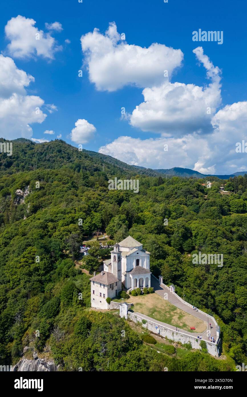 Vue aérienne du sanctuaire de la Madonna del Sasso à Boleto, Lac Orta, province de Novara, Piémont, Italie Banque D'Images
