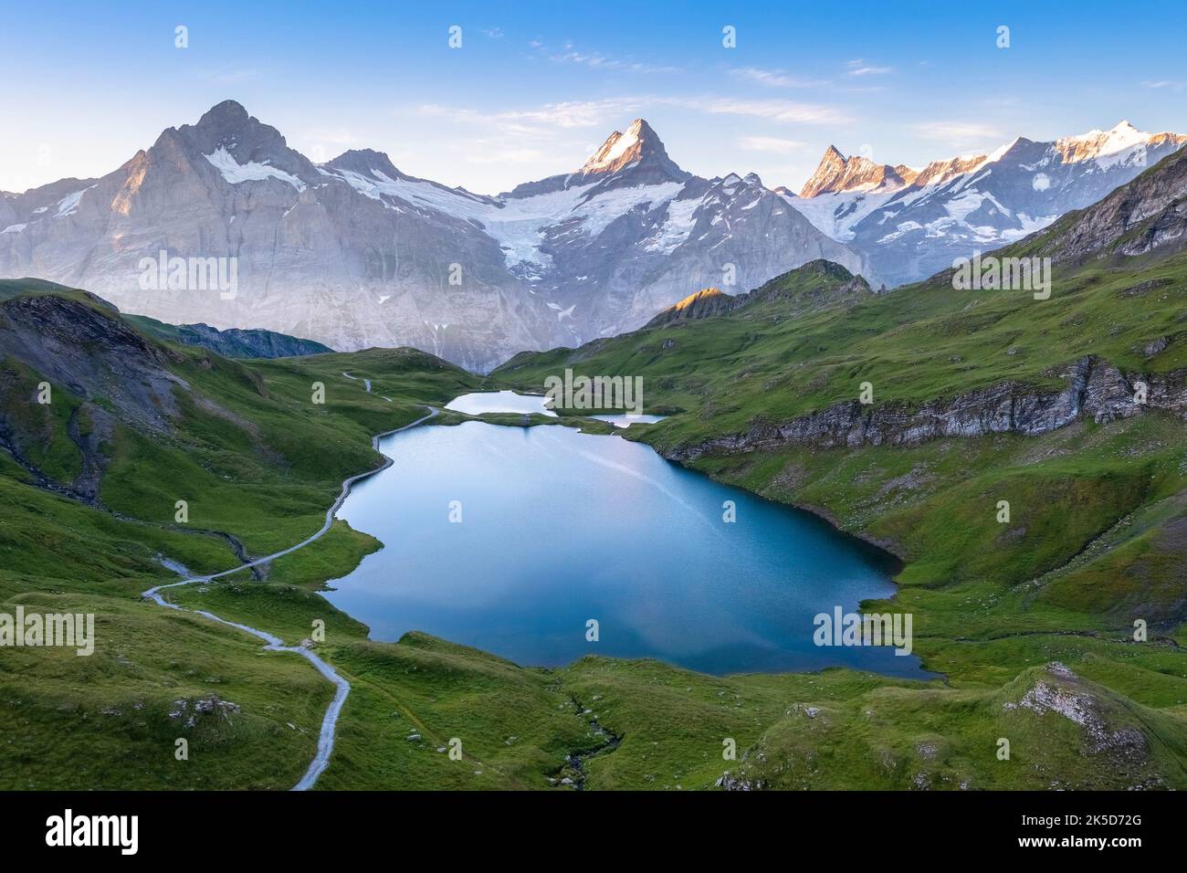 Vue aérienne du lac Bachalpsee pendant un lever de soleil d'été. Grindelwald, canton de Berne, Suisse, Europe. Banque D'Images