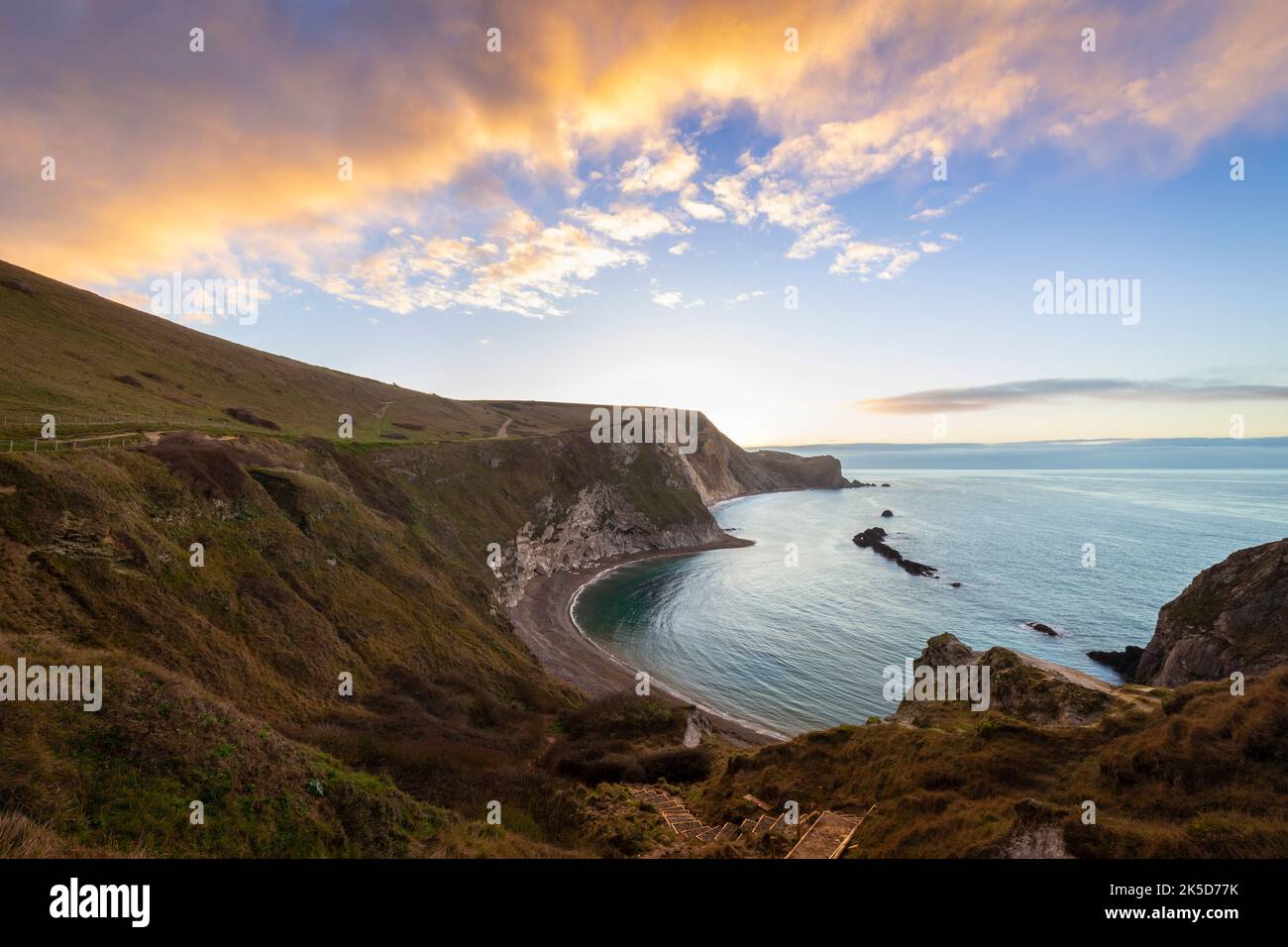 Lever du soleil à la plage de Man O'War, côte jurassique, Dorset, Angleterre, Royaume-Uni. Banque D'Images