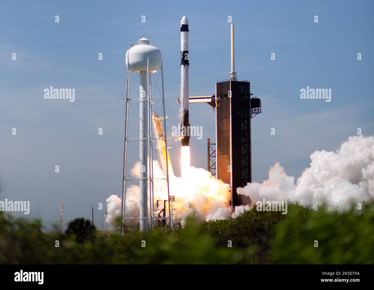 Une fusée SpaceX Falcon 9 transportant le vaisseau spatial Crew Dragon de la société est lancée sur Axiom Mission 1 (axe-1) à la Station spatiale internationale avec le commandant Michael López-Alegría d'Espagne et des États-Unis, le pilote Larry Connor des États-Unis et les spécialistes de mission Eytan Stibbe d'Israël, Et Mark Pathy du Canada à bord, vendredi, 8 avril 2022, au Kennedy Space Center de la NASA, en Floride. La mission axe-1 est la première mission d'astronaute privé à la Station spatiale internationale. López-Alegría, Connor, Pathy, Stibbe lancé à 11 h 17 à partir du Launch Complex 39A au Kennedy Space ce Banque D'Images