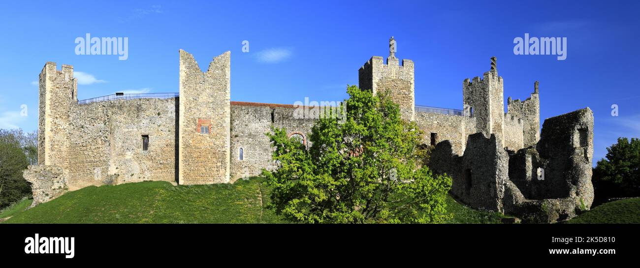 Vue sur le château de Framingham (1157-1216,) village de Framingham, comté de Suffolk, Angleterre, Royaume-Uni Banque D'Images