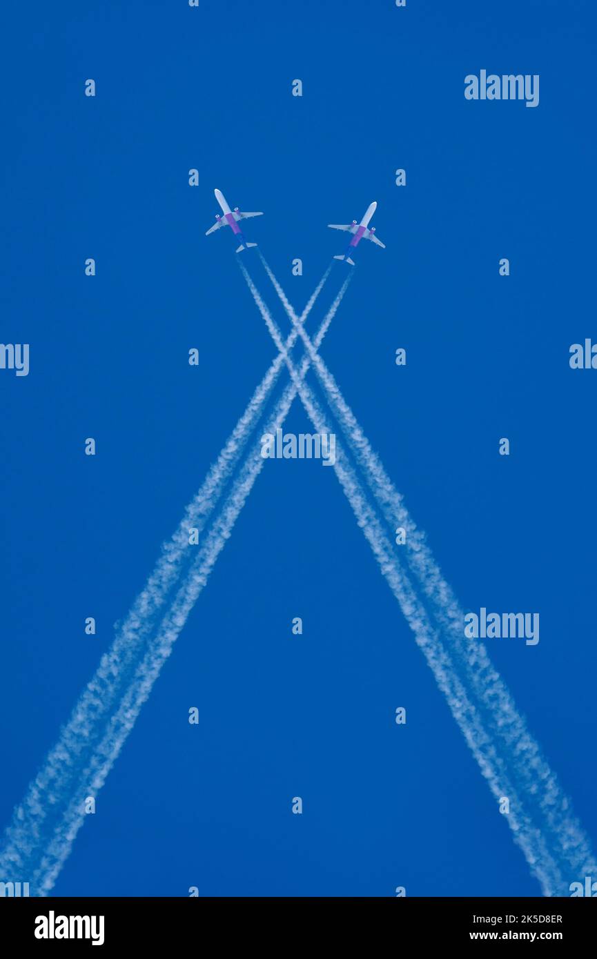 Avion à contrailles, composition numérique, Rhénanie-du-Nord-Westphalie, Allemagne Banque D'Images