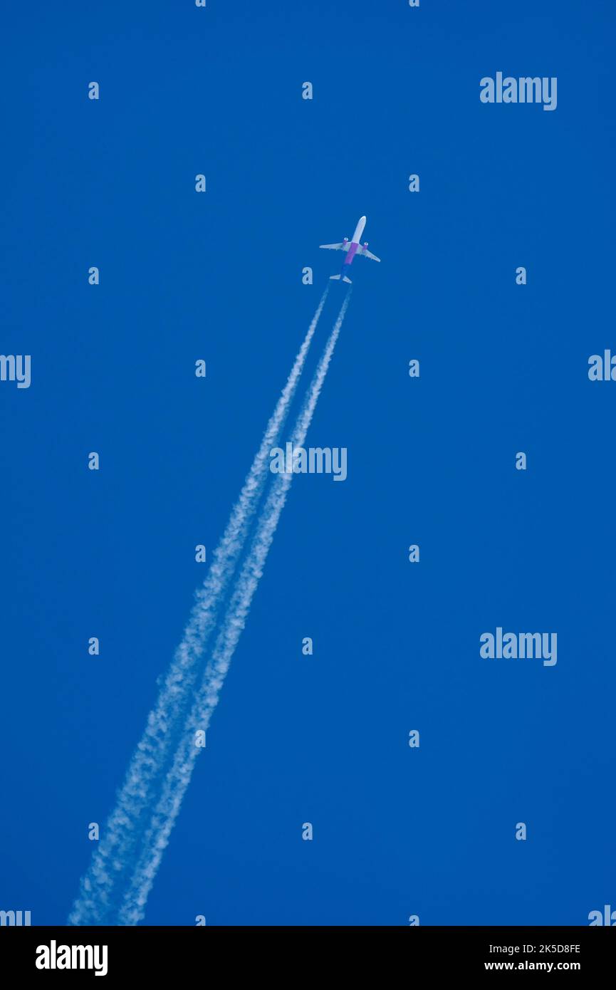 Avion avec sentiers de condensation, Rhénanie-du-Nord-Westphalie, Allemagne Banque D'Images