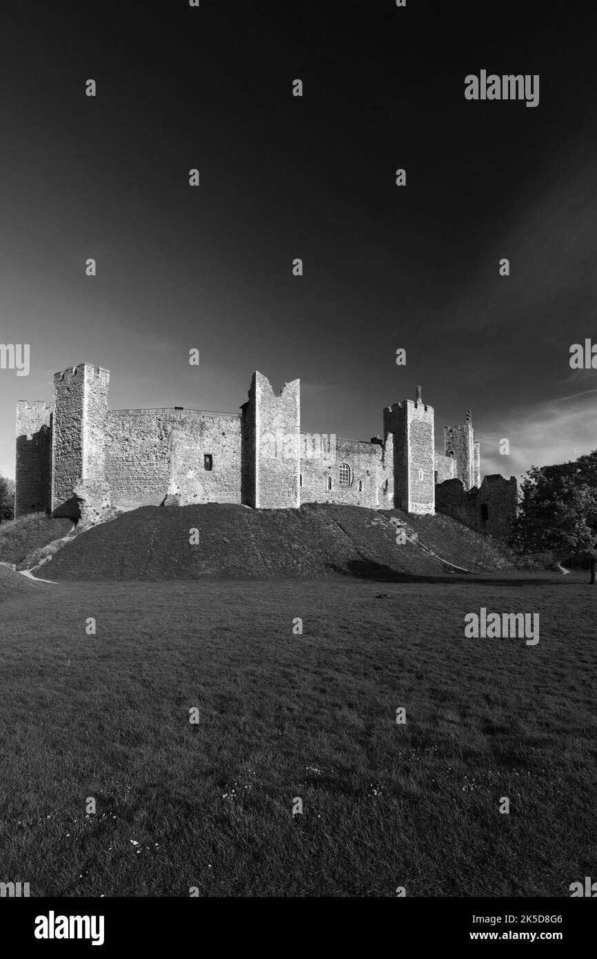 Vue sur le château de Framingham (1157-1216,) village de Framingham, comté de Suffolk, Angleterre, Royaume-Uni Banque D'Images