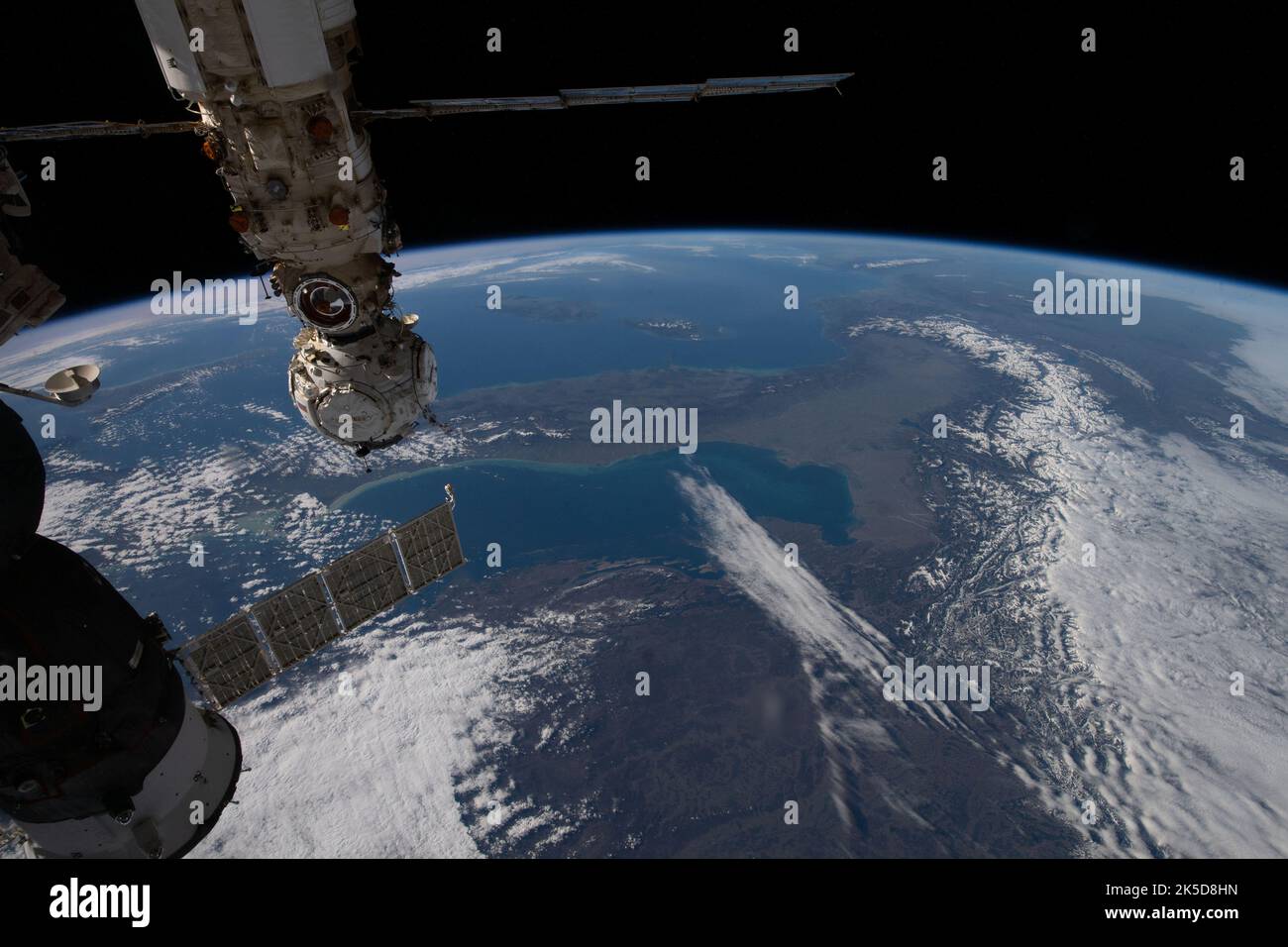 Le module de laboratoire polyvalent Nauka et le module d'amarrage de Prichal sont illustrés comme la Station spatiale internationale en orbite à 260 miles au-dessus de l'Europe du Sud. En bas à gauche, se trouve une partie du navire à équipage Soyuz MS-19 amarré au module Rassvet. Banque D'Images