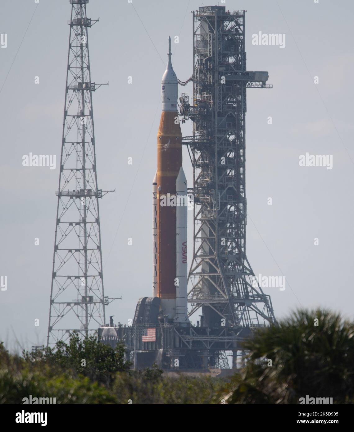 La fusée Artemis I SLS avec le vaisseau spatial Orion subit une répétition générale humide au sommet d'un lanceur mobile au Launch Complex 39B, testant le chargement de propergol, le compte à rebours et les procédures de char avant le lancement. Banque D'Images