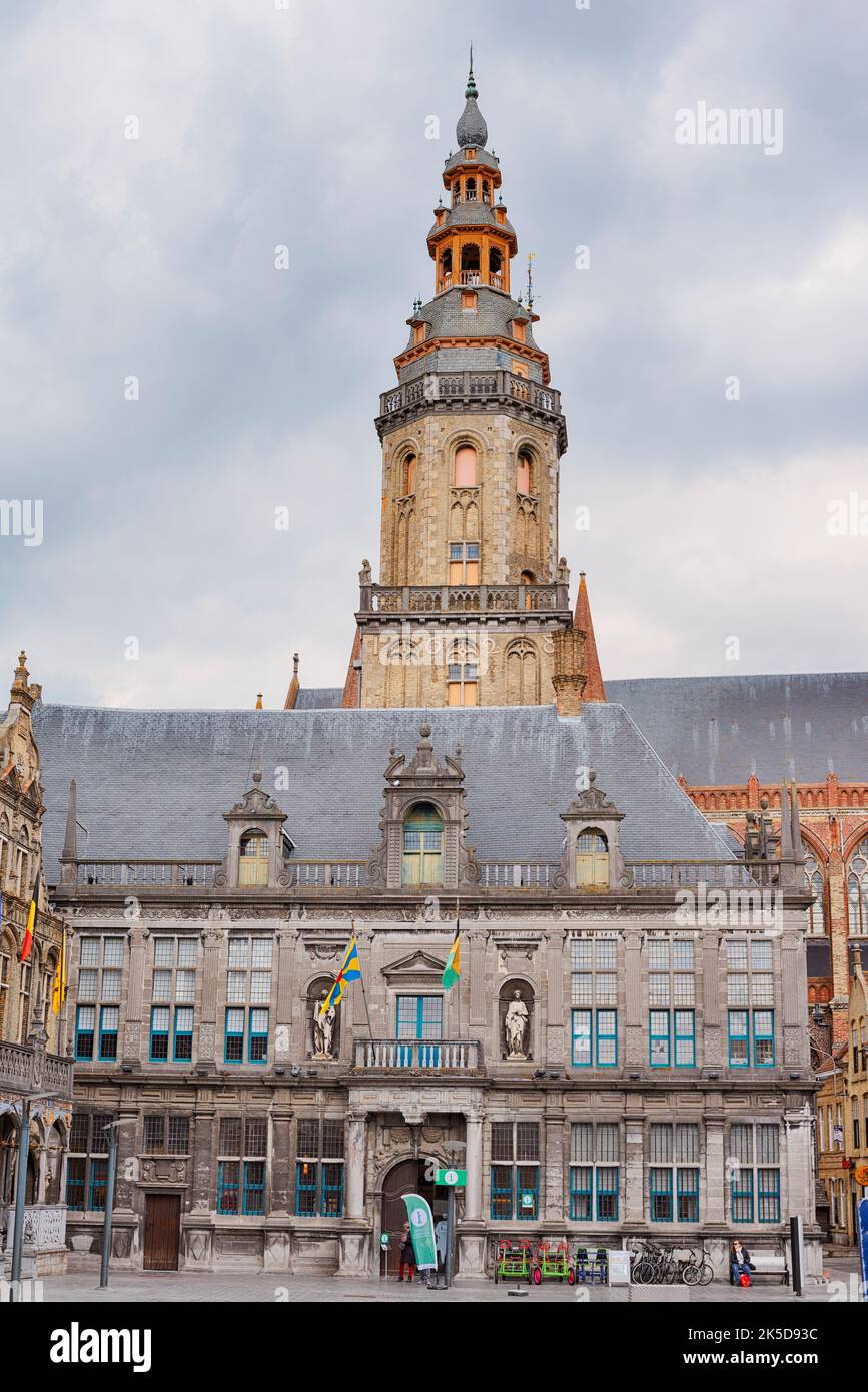 Ancienne Cour de justice avec Beffroi, Veurne, Flandre Occidentale, Flandre, Belgique Banque D'Images