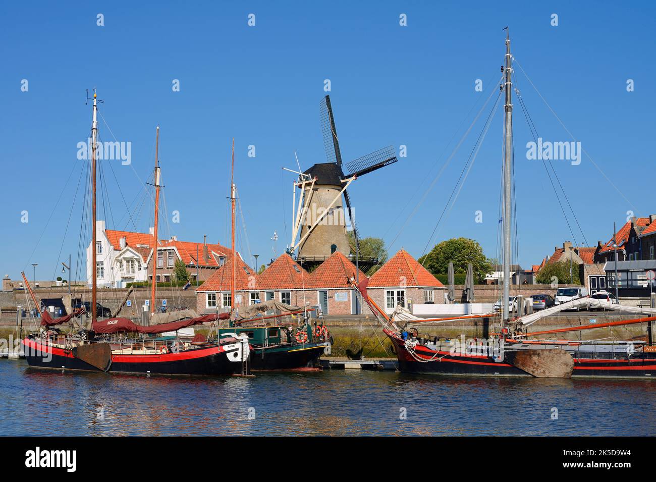 Moulin Den Haas et navires dans le nouveau port, Zierikzee, Schouwen-Duiveland, Zeeland, pays-Bas Banque D'Images