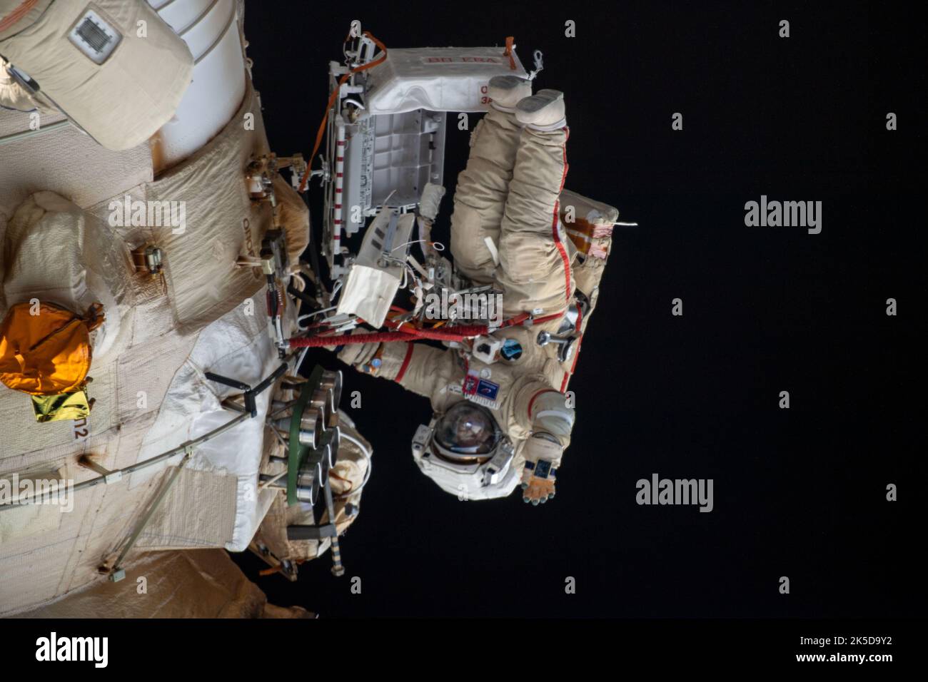 Le cosmonaute Oleg Artemyev se déporte de la caméra tout en travaillant à l'extérieur du module de laboratoire polyvalent Nauka au cours d'une sortie de l'espace qui a duré six heures et 37 minutes pour équiper Nauka et configurer le bras robotique européen sur le segment russe de la Station spatiale internationale. Banque D'Images