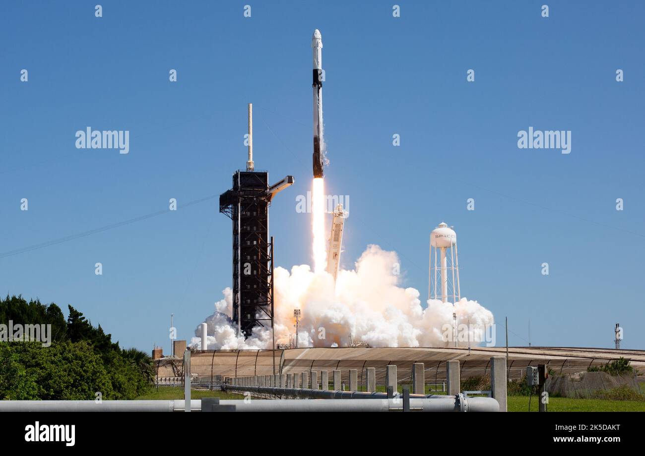 La fusée SpaceX Falcon 9 lance le vaisseau spatial Crew Dragon pour la mission Axiom 1 depuis le complexe de lancement 39A du Kennedy Space Center. Le commandant Michael López-Alegría, le pilote Larry Connor, et les spécialistes de mission Eytan Stibbe et Mark Pathy dirigent la première mission d'astronaute privé à destination de l'ISS. Banque D'Images