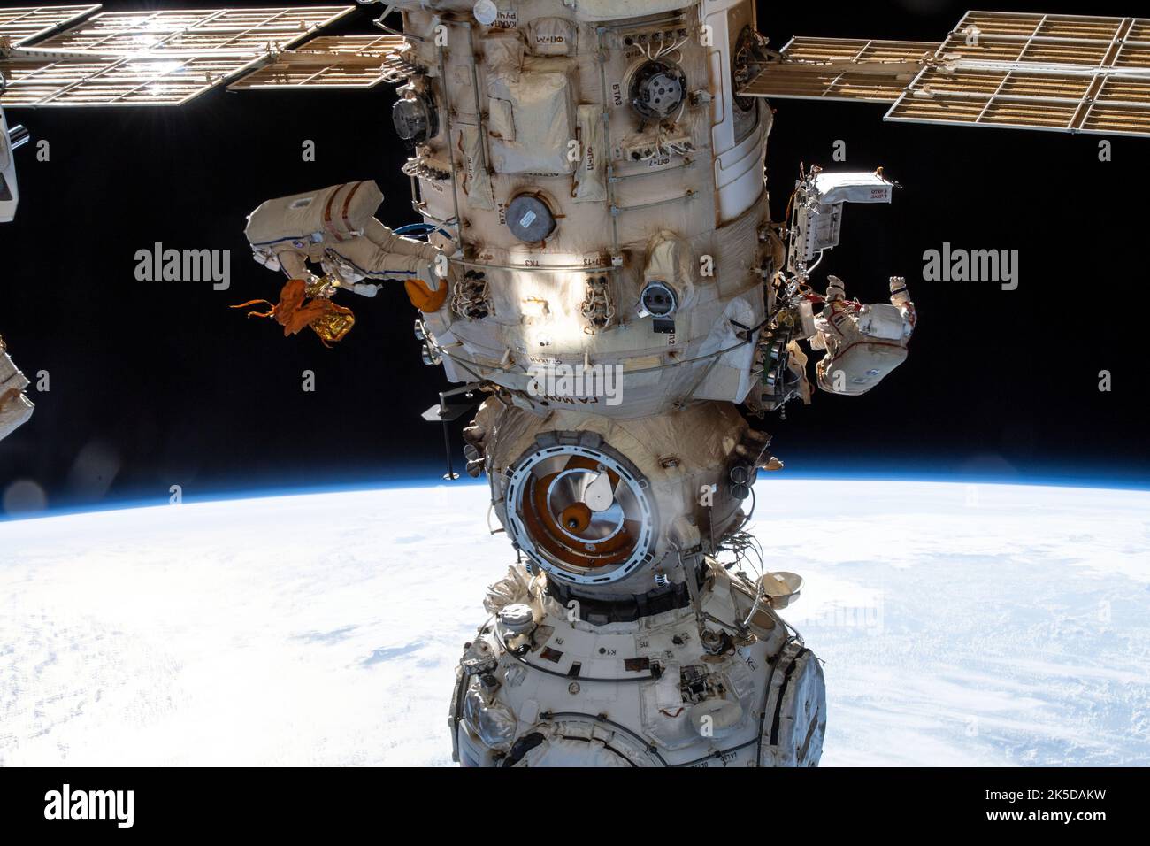 Deux spacewalkers de Roscosmos sont représentés de chaque côté du module de laboratoire polyvalent Nauka, la Station spatiale interfonctionnelle étant en orbite à 263 miles au-dessus de l'océan Atlantique au large de la côte angolaise. Cosmonautes (de gauche à droite) Denis Matveev et Oleg Artemyev ont travaillé en dehors du segment russe de la station pendant six heures et 37 minutes en dépassant Nauka et en configurant le bras robotique européen. Banque D'Images