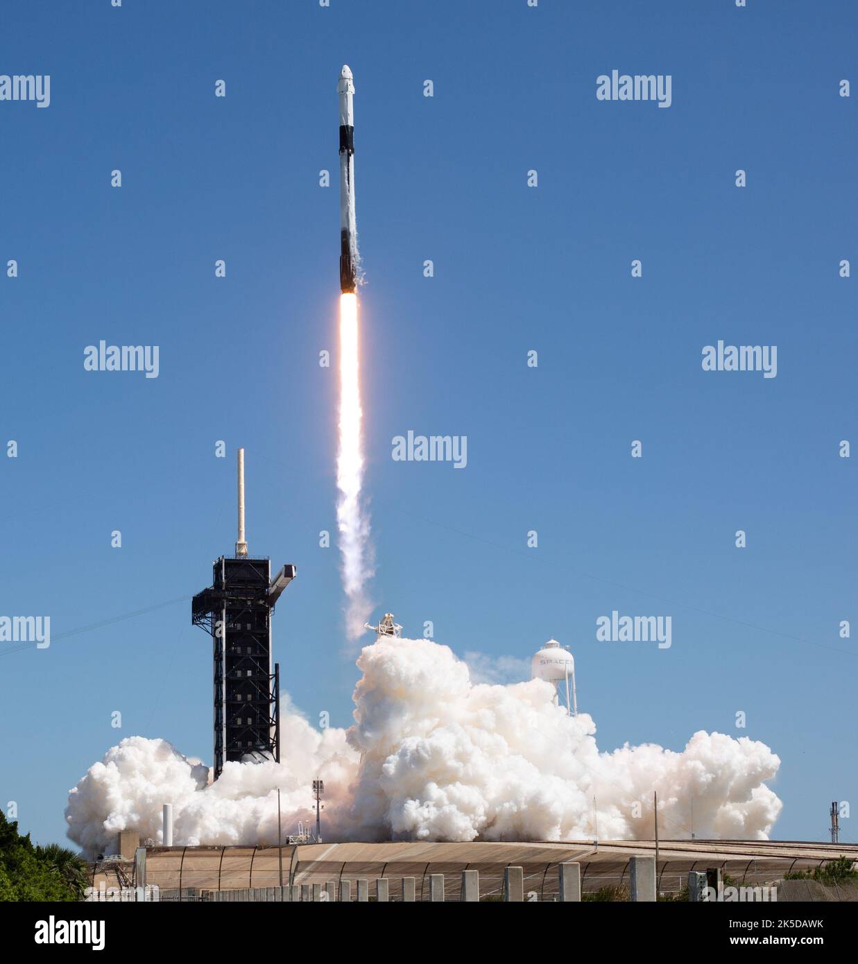 Le vaisseau spatial Crew Dragon embarqué à bord du SpaceX Falcon 9 décolle du Kennedy Space Center pour la mission Axiom 1 avec le commandant Michael López-Alegría, le pilote Larry Connor et les spécialistes de mission Eytan Stibbe et Mark Pathy, débutant la première mission astronaute privée à destination de l'ISS. Banque D'Images