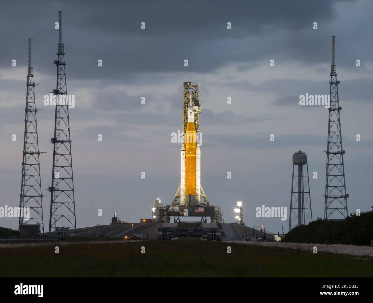 La fusée SLS de la NASA avec le vaisseau spatial Orion au sommet d’un lanceur mobile est au complexe de lancement 39B le 21 avril 2022, transportée par Crawler-transporter 2 au Kennedy Space Center pour les opérations de la mission Artemis. Banque D'Images