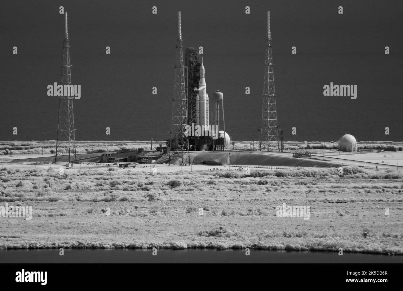 Dans cette image infrarouge noir et blanc, la fusée SLS (Space Launch System) de la NASA à bord de l'engin spatial Orion est vue au sommet d'un lanceur mobile à Launch Pad 39B alors que les préparatifs pour le lancement se poursuivent, le samedi 3 septembre 2022, au Kennedy Space Center de la NASA en Floride. L’essai en vol Artemis I de la NASA est le premier essai intégré des systèmes d’exploration spatiale profonde de l’agence : l’engin spatial Orion, la fusée SLS et les systèmes terrestres auxiliaires. Le directeur du lancement a renoncé à la tentative de lancement d'Artemis I d'aujourd'hui vers 11 h 17 HAE. Banque D'Images