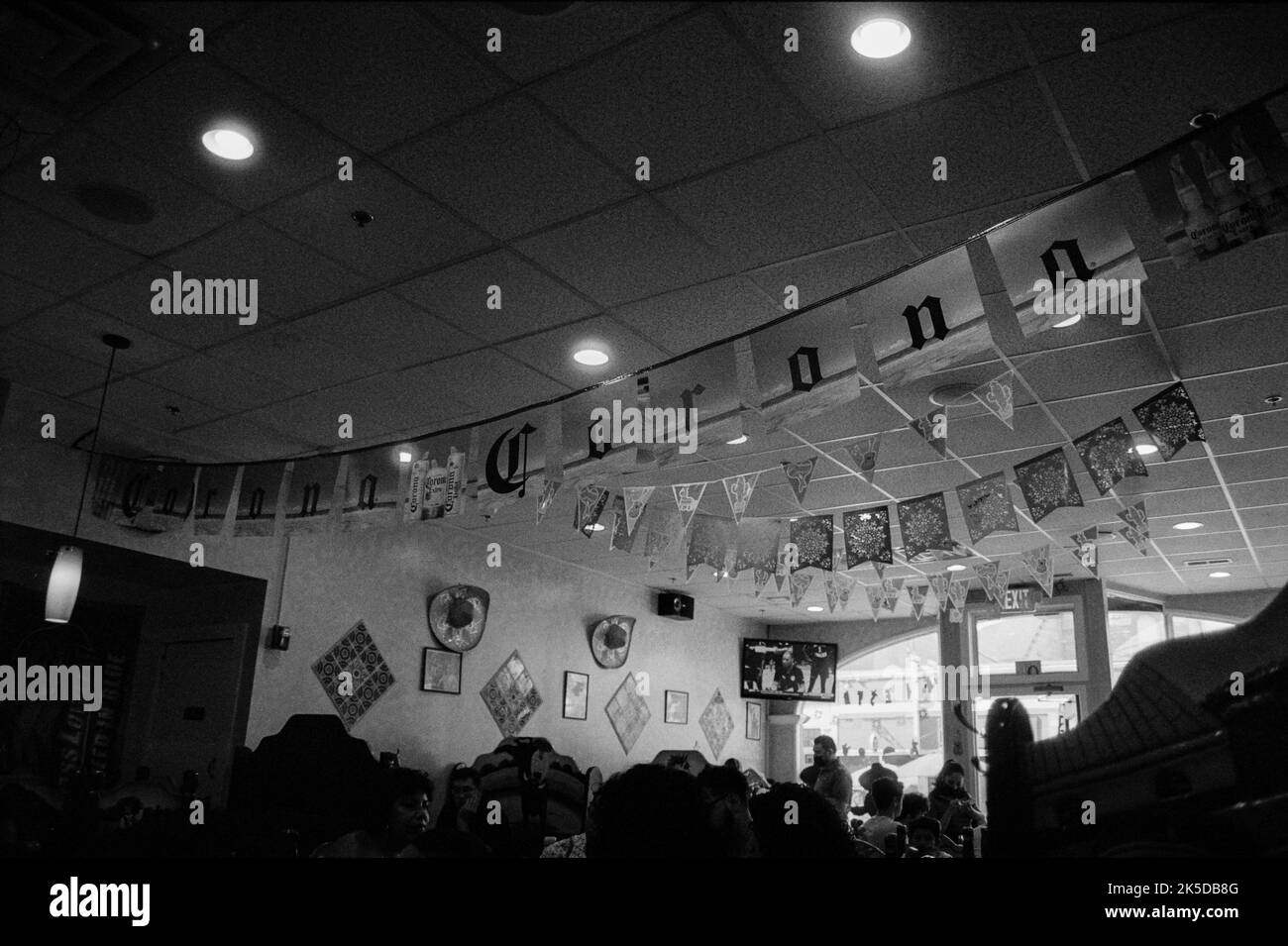 L'intérieur d'un restaurant mexicain avec une grande bannière lisant Corona s'étendait sur le plafond dans l'historique Lowell, Massachusetts. L'image était Banque D'Images