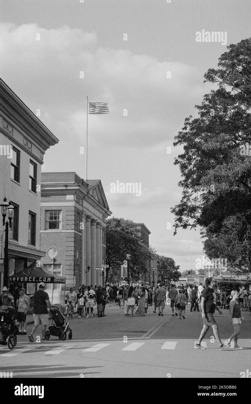 Des foules de visiteurs marchent dans les rues du Lowell Folk Festival dans la ville historique de Lowell, Massachusetts. L'image a été capturée en noir et blanc analogique Banque D'Images