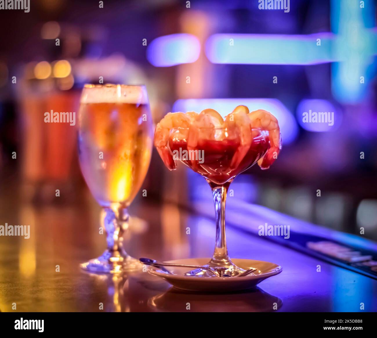 Cocktail de crevettes avec bière Banque D'Images
