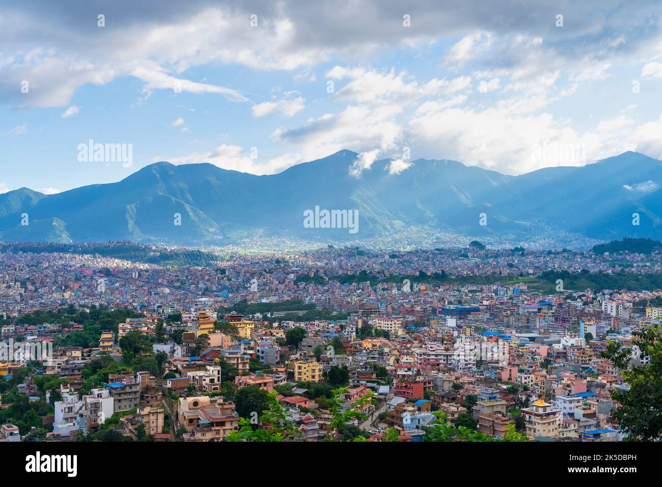 Vue sur Katmandou, Népal. Bâtiments colorés sur fond de montagnes. Banque D'Images