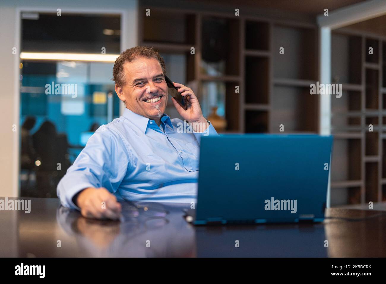 Portrait d'un homme d'affaires utilisant un ordinateur portable dans une prise de vue horizontale au bureau Banque D'Images
