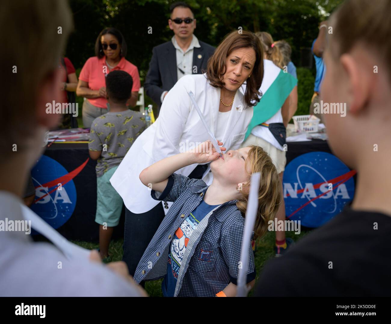 Le vice-président Kamala Harris interagit avec les enfants au cours d'activités pratiques DE STIM sur le terrain de la résidence du vice-président à l'Observatoire naval, vendredi, 17 juin 2022, à Washington. Le vice-président et le deuxième homme ont organisé une soirée d’activités STEM de la NASA à l’Observatoire naval à l’intention des familles militaires, des étudiants LOCAUX ET de leurs familles, y compris une projection spéciale de l’année lumière de Disney Pixar. Banque D'Images