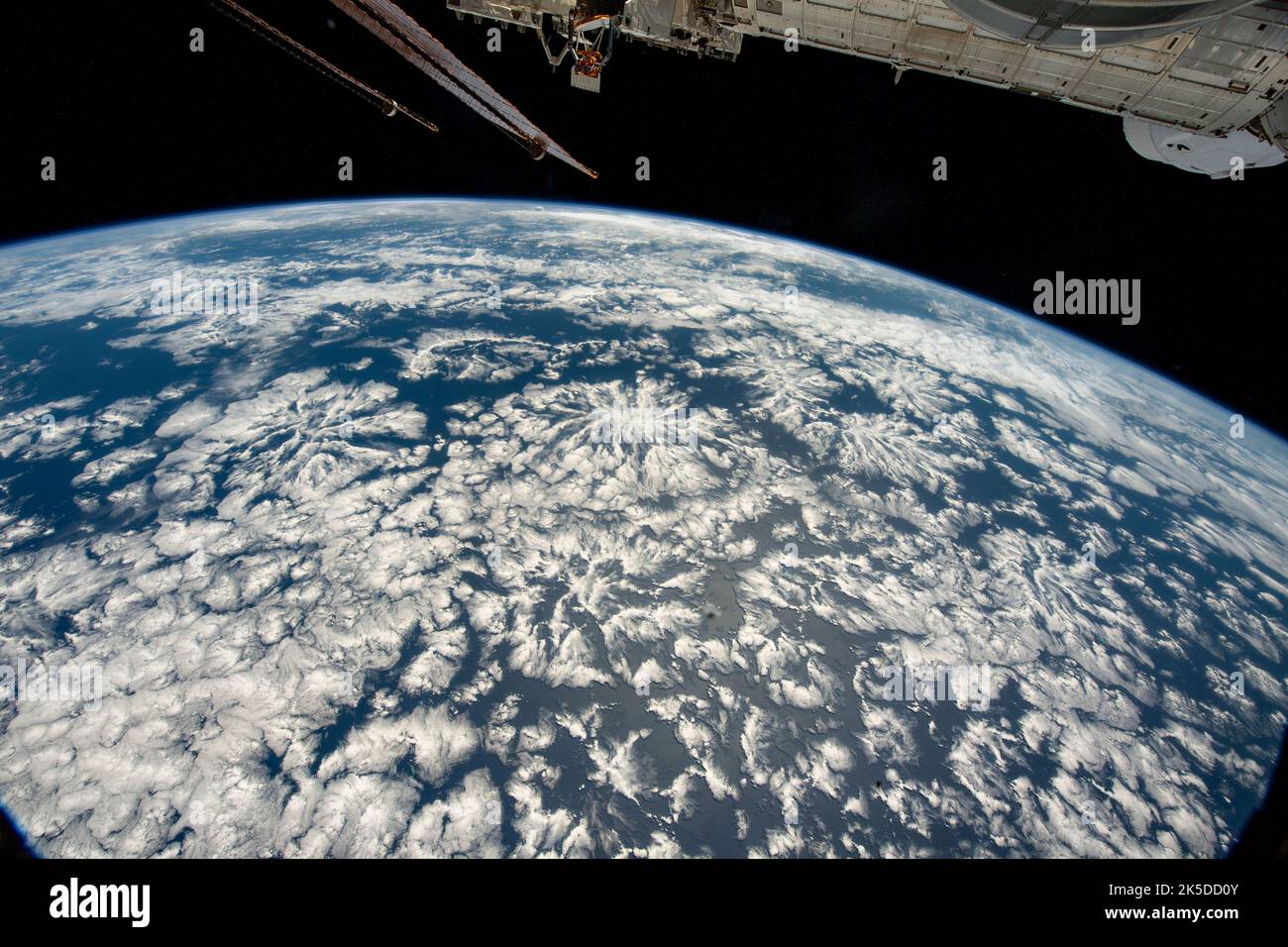Un océan Pacifique partiellement nuageux est photographié à partir de la Station spatiale internationale alors qu'il était en orbite à 259 miles au-dessus de la côte du Pérou en Amérique du Sud. Banque D'Images