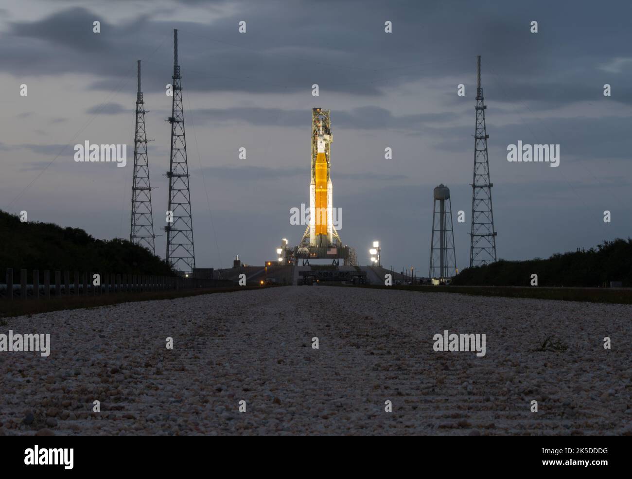 La fusée SLS de la NASA avec le vaisseau spatial Orion au sommet d’un lanceur mobile est au Launch Complex 39B le 21 avril 2022, en utilisant Crawler-transporter 2 au Kennedy Space Center pour la préparation de la mission Artemis. Banque D'Images