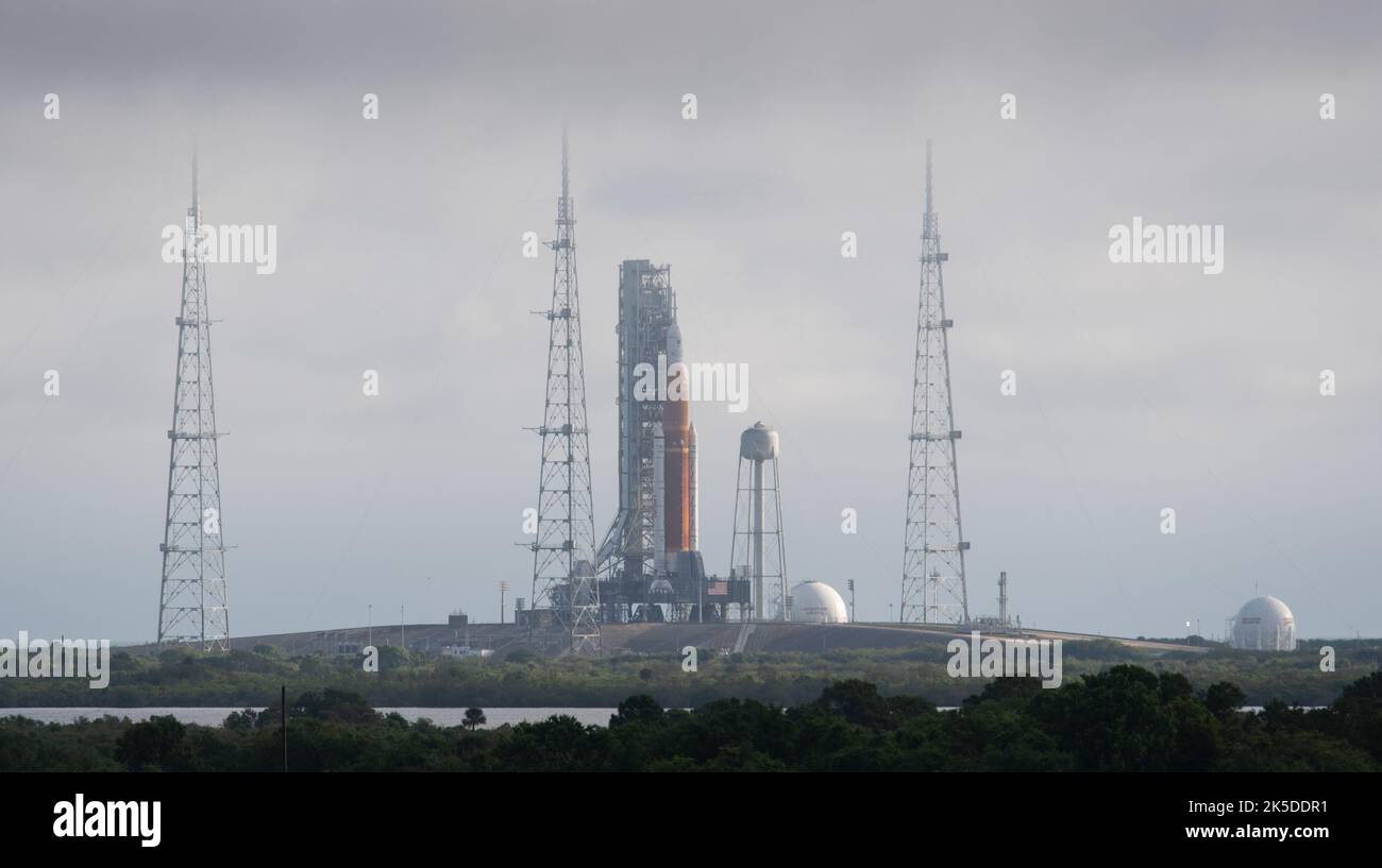 La fusée Space Launch System de la NASA avec le vaisseau spatial Orion est positionnée sur un lanceur mobile au Launch Complex 39B pour la répétition des vêtements humides Artemis I au Kennedy Space Center le 3 avril 2022. Banque D'Images