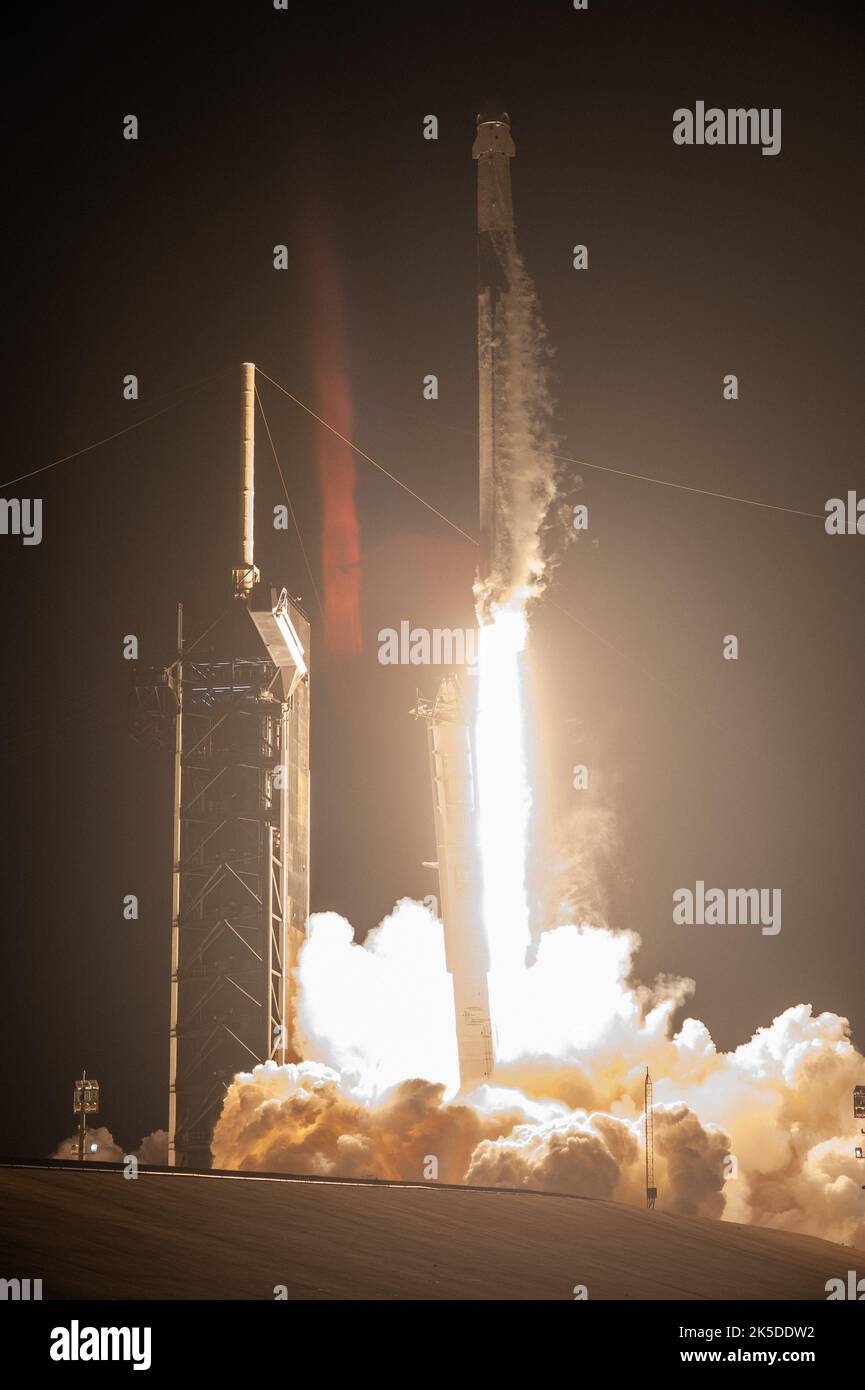 La fusée SpaceX Falcon 9 a lancé le vaisseau spatial Crew Dragon, Freedom, depuis la plateforme de lancement 39A du Kennedy Space Center pour la mission Crew-4 de la NASA, transportant des astronautes de la NASA et de l’ESA jusqu’à la Station spatiale internationale, dont l’accostage est prévu à 20 h 15 HAE. Banque D'Images