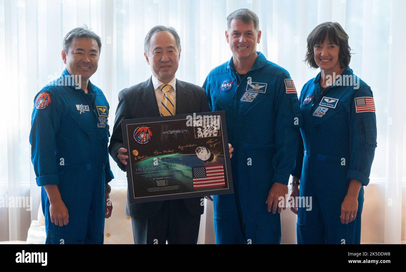 Koji Tomita, ambassadeur du Japon aux États-Unis, deuxième à partir de la gauche, présente une photo avec les astronautes SpaceX Crew-2 de la NASA, Akihiko Hoshide l'Agence japonaise d'exploration aérospatiale (JAXA), à gauche, et les astronautes de la NASA, Shane Kimbrough, deuxième à partir de la droite, Et Megan McArthur, après avoir reçu un montage de leur mission, jeudi, 9 juin 2022, à la résidence de l’ambassadeur du Japon à Washington, DC. Kimbrough, McArthur, Hoshide et Thomas Pesquet, astronaute de l’ESA (Agence spatiale européenne), ont effectué la deuxième mission de rotation d’équipage à la Station spatiale internationale dans le cadre du programme Commer de l’Agence Banque D'Images