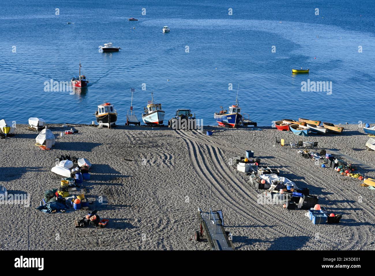 Bateaux de pêche sur Beer Beach depuis le South Coast Path et le sommet de la falaise. Banque D'Images