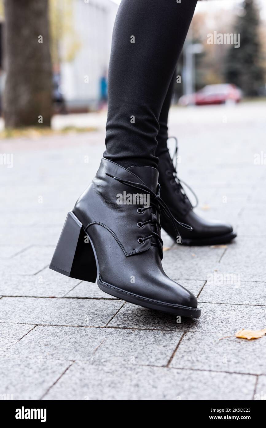 Nouvelle collection de chaussures de printemps pour Femme. Jambes féminines  fines gros plan dans des bottes en cuir véritable Photo Stock - Alamy