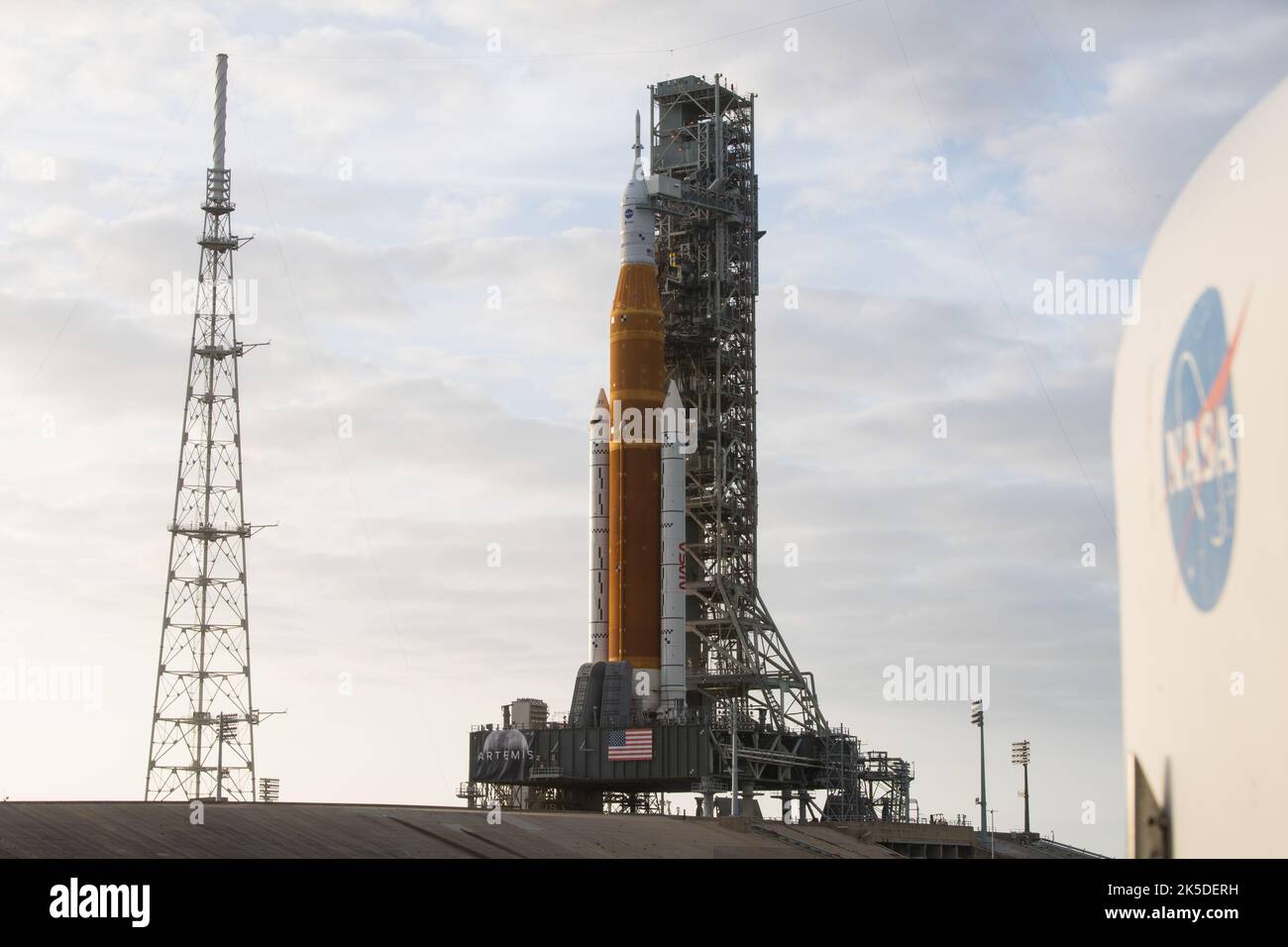 La fusée SLS de la NASA avec la sonde Orion se tient au sommet d’un lanceur mobile au complexe de lancement 39B du Kennedy Space Center pour les missions Artemis le 21 avril 2022. Banque D'Images